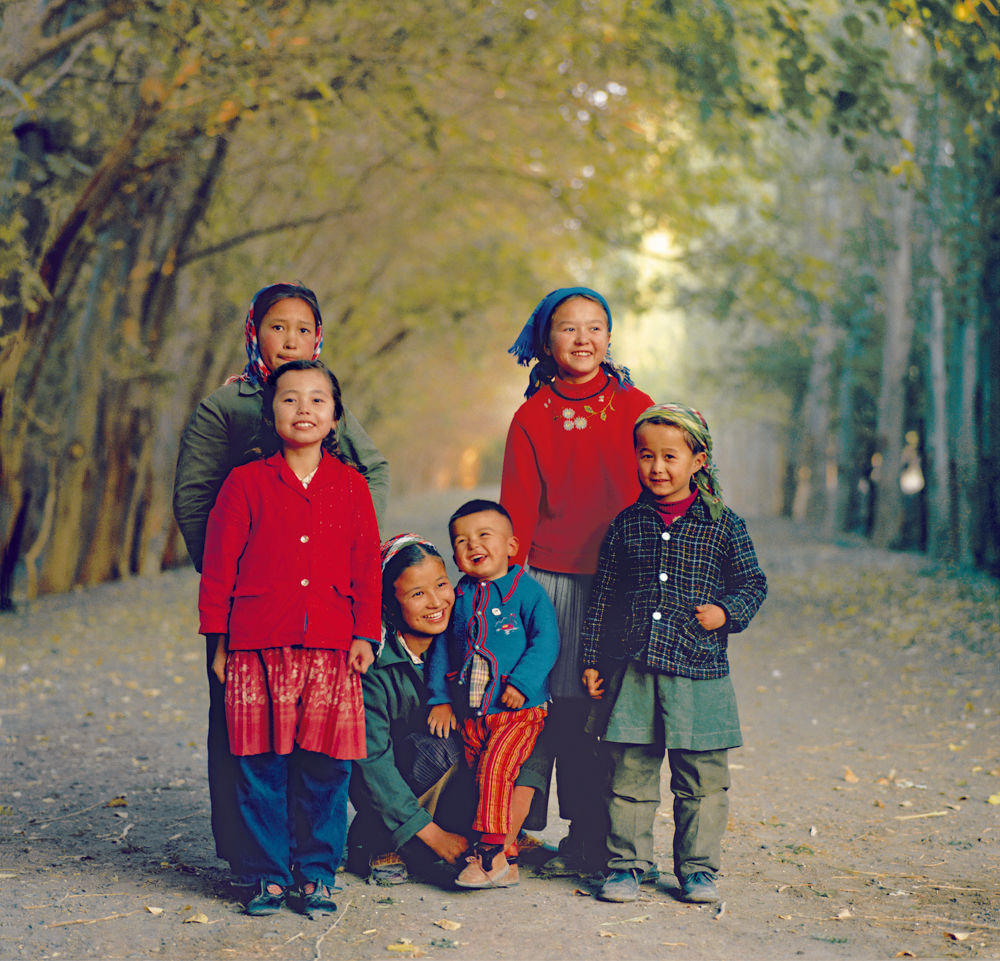 在林荫道排列的吐鲁番的孩子们