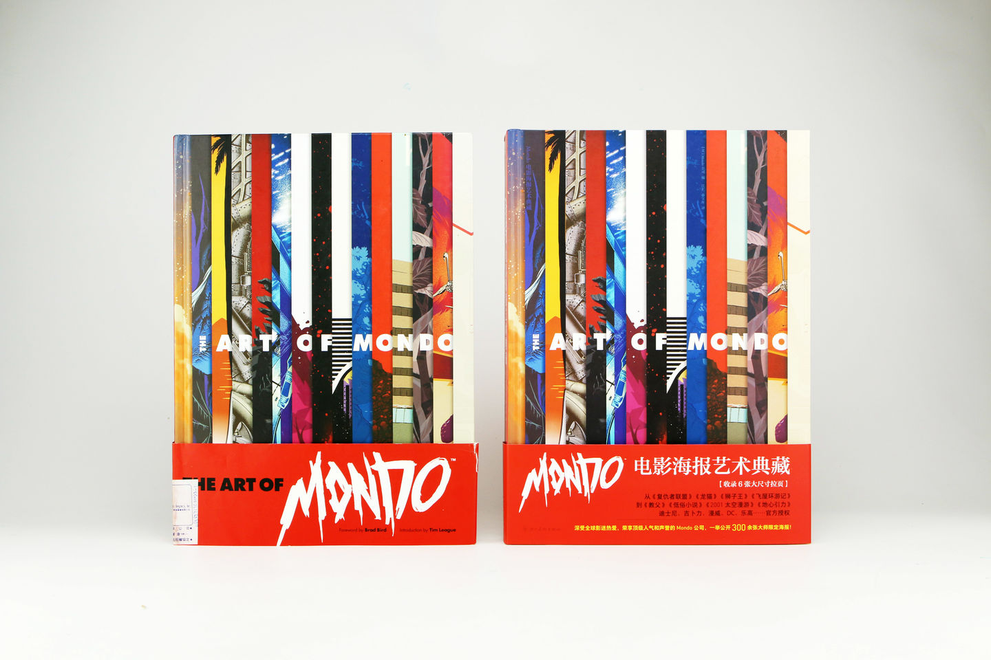左为《Mondo电影海报艺术典藏》英文版，右为中文版