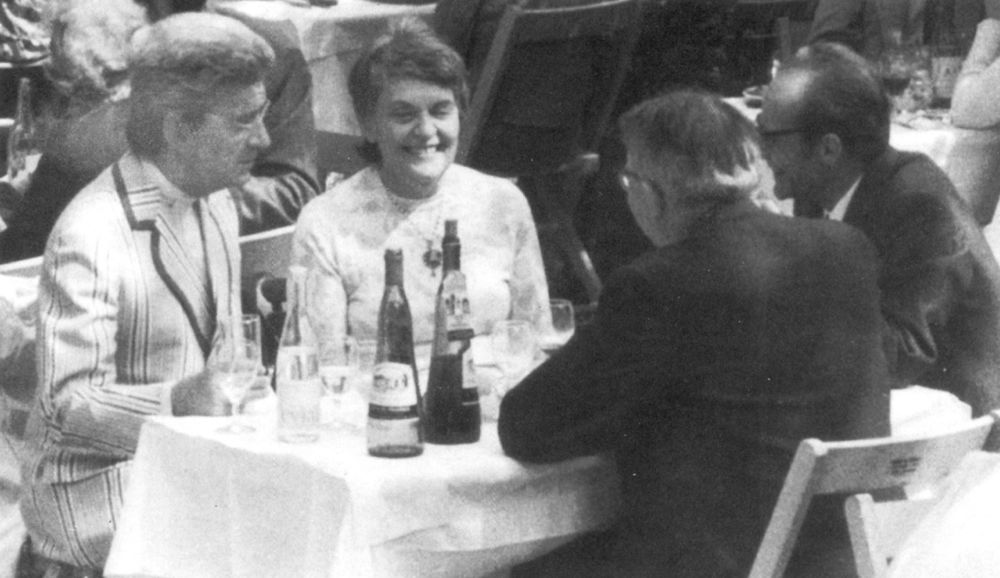 1971 年 5 月 23 日，雅克·拉康和热妮·奥布里在位于普罗旺斯艾克斯的巴黎精神分析学派会议上的合照 
